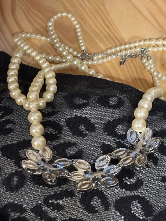 Ann Taylor Vintage Style Pearl and Crystal Floral Statement Necklace ~NWOT - Picture 3 of 6